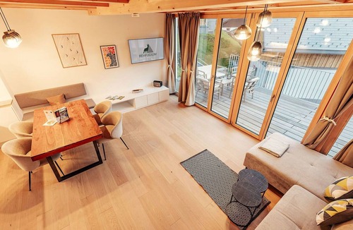 Schonberg House | Stunning private villa for 8 people with TV, terrace and pets allowed
