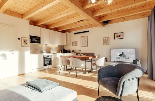 Schonberg House | Stunning private villa for 8 people with TV, terrace and pets allowed