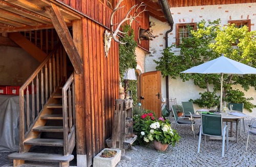 Regau Villa | Stunning private villa for 8 guests with WIFI, TV, terrace and pets allowed