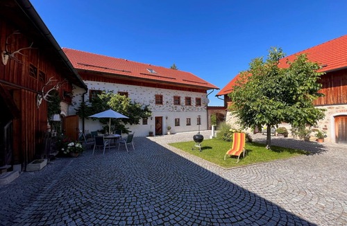 Regau Villa | Stunning private villa for 8 guests with WIFI, TV, terrace and pets allowed
