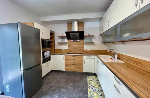 Jakomini Apartment | Stylische Wohnung nähe Stadthalle mit Balkon