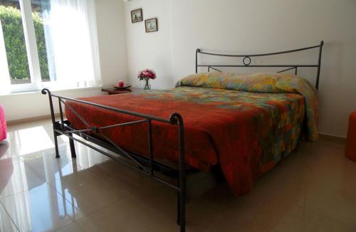 Casciago Villa | Sunny Villa with Terrace