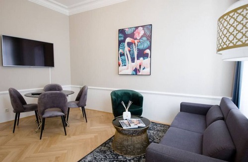Innere Stadt Apartment | Two-Bedroom Apartment with Balcony - Urania