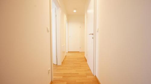 Liesing Apartment | Urban Elegance 1,02