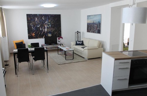 Ottakring Apartment | Urban-Style Apartment STADTHALLE WIEN