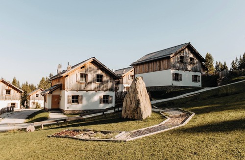Weisspriach Ski Chalet | Vacations in the mountains - hiking trails and slopes right outside the chalet door