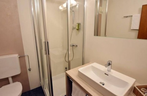 Krakauebene House | Valley view room with shower or bath, WC - Hotel-Restaurant Stigenwirth