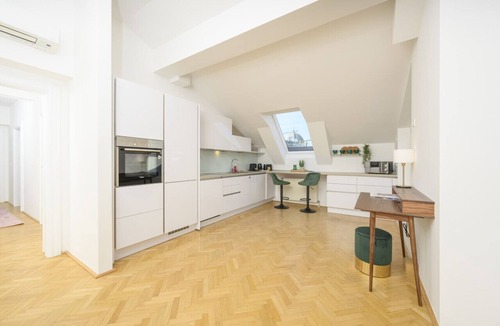 Innere Stadt Apartment | Vienna Rooftop Haven | 120m², 3BR, Terrace & City Views!