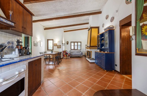 Carini Villa | Villa 'Ellie' with Private Garden, Wi-Fi and Air Conditioning