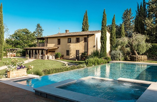 San Gimignano Villa | VILLA IRIS LUXURY SAN GIMIGNANO, 6 EN-SUITE BEDROOMS, SWIMMING POOL, SPA, SAUNA.