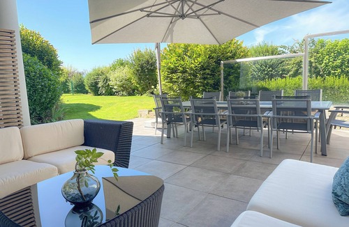Seekirchen am Wallersee Villa | Villa near Salzburg for 18 guests – 9 bedrooms, pool, and garden