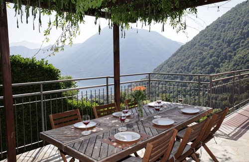 Dizzasco Villa | Villa Roseo - Marvelous 4-bedroom villa with AC lake view pool garden- Dizzasco