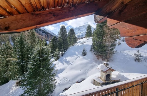 Arolla Ski Chalet | Warm and cozy chalet with fireplace, free Wi-Fi and elegant comfort.