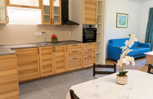 Strobl Apartment | Wohnung Garten 2 Seeblick by Interhome