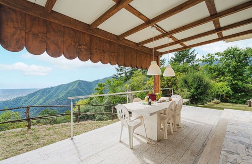 Seravezza House | Wonderful private villa for 6 guests with A/C, WIFI, TV and patio