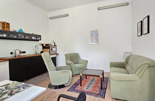 Mariahilf Apartment | Yellow Palm - 60m2 - cozy, central with a green view