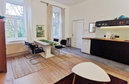 Mariahilf Apartment | Yellow Palm - 60m2 - cozy, central with a green view