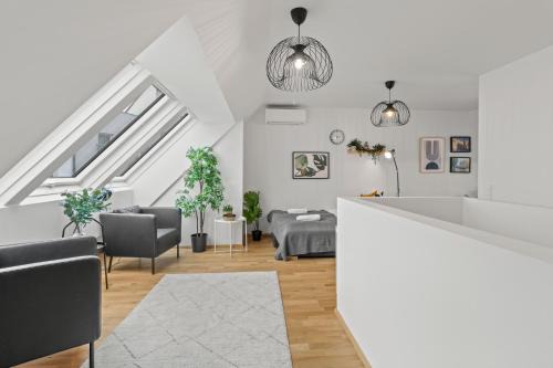 3BR Apt I Terrace I Near Hospital