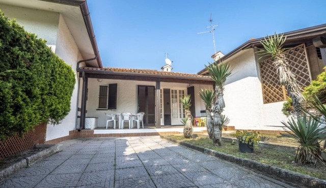 4-rooms-detached house immersed in the green, 350 m from the beach, 8 beds in Lido delle Nazioni
