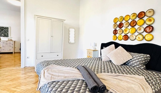 Affordable 1BR&1LR Apt, 7- Min to Westbahnhof