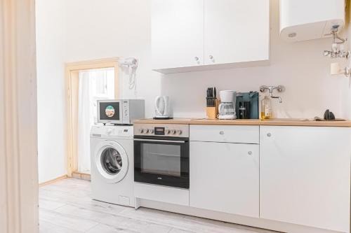 Affordable 2 Apts for 14P, 4BR Great for Families