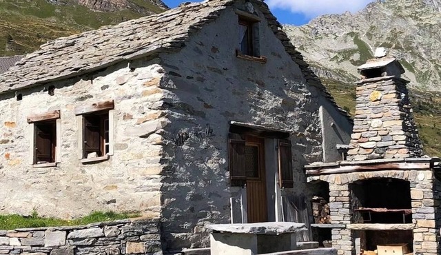 Alpine cottage "Casi Hütte" with a fascinating view in Bosco Gurin