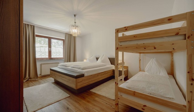 Apartment Hotel "Lerchs Farmhouse" with Mountain View, Shared Sauna & Wi-Fi