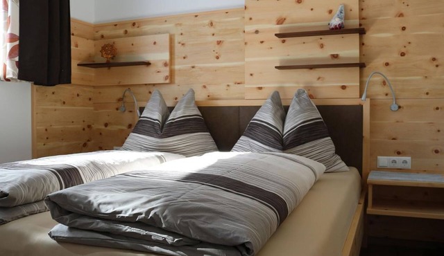 Apartment/apartment, "die LACKIEREREI" - at the carpenter's