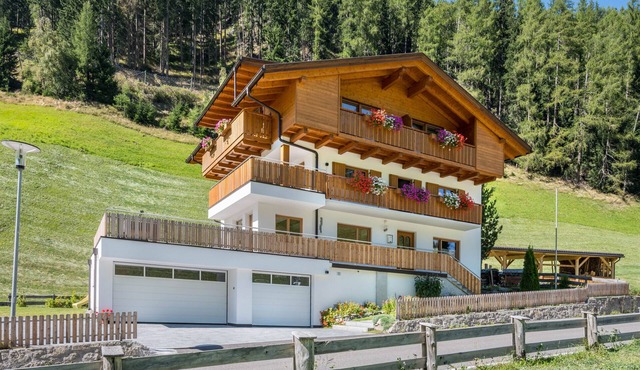 Apartment 'Ferienhaus Nairz Alpenrose' with Mountain View, Private Terrace and Wi-Fi in Predoi