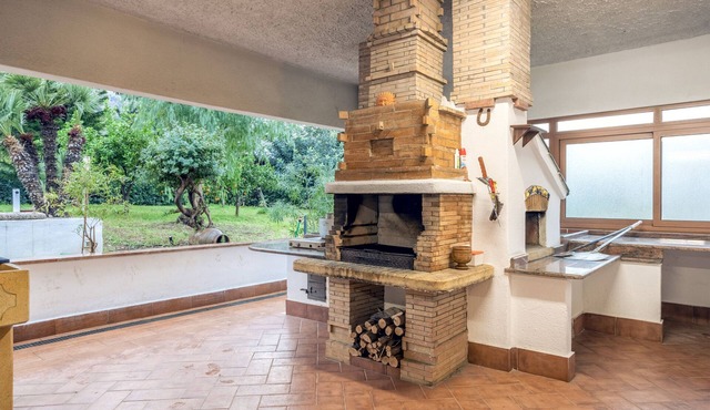 Apartment 'In Villa Con Piscina' with Shared Pool, Wi-Fi and Air Conditioning in Palermo