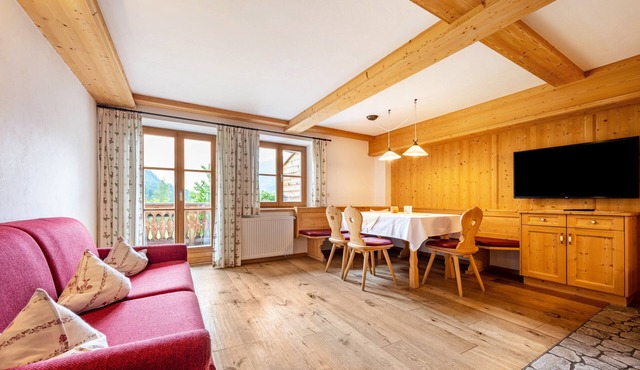 Apartment 'Mitterbruggehof Enzian' with Mountain View, Shared Garden and Wi-Fi in Rasun Anterselva