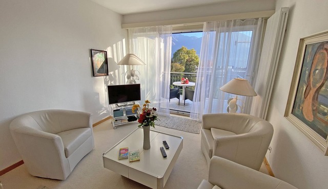 Apartment on the top floor of a well-kept apartment building with indoor swimming pool. in Minusio