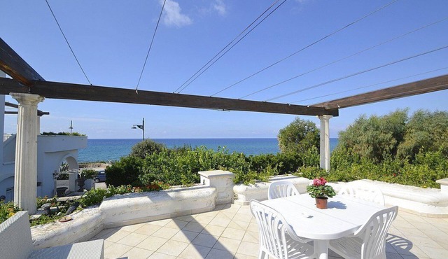 Appartamento Apollonia A: A bright and sunny one-story apartment that is part of a villa situated at a short distance from the beach, with Free WI-FI. in Castellabate