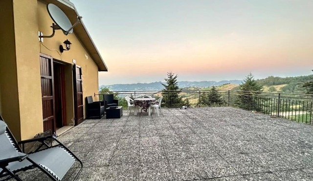 Attico terrazzo e Idromassaggio in Castagneto
