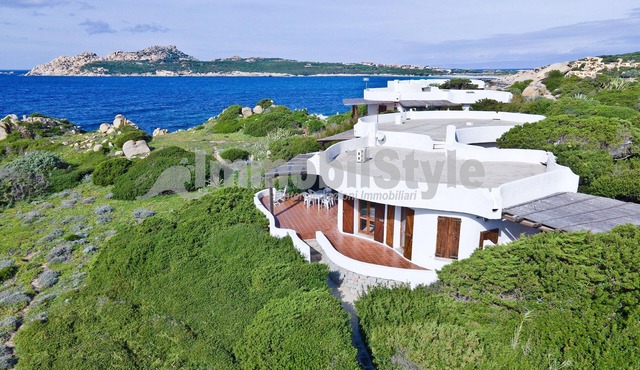 Beachfront villa on the first row with lovely view in Santa Reparata