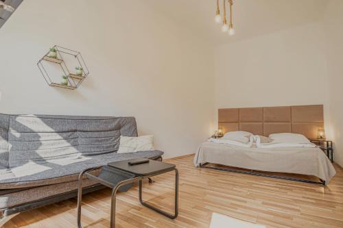 Beautiful 1BR Apt in Prime Central Location