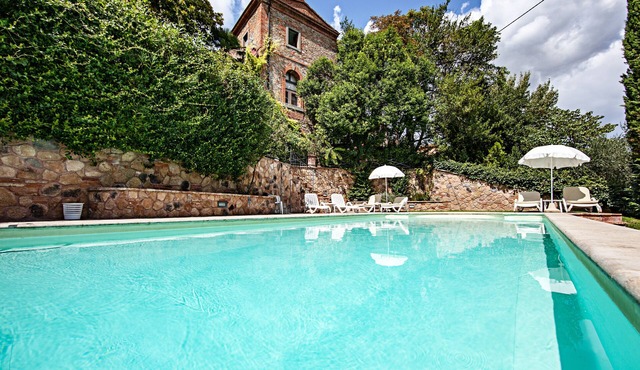 Beautiful characteristic apartment with private garden, pool and parking in Sinalunga