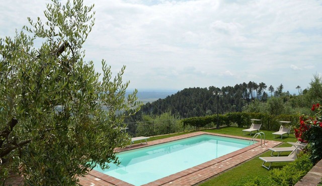 Beautiful private villa with A/C, WIFI, private pool, TV, terrace and panoramic view, close to L. in Castelvecchio