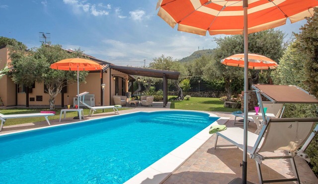 Beautiful private villa for 6 guests with private pool, A/C, WIFI, TV and patio in Cefalù