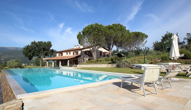 Beautiful spacious villa, 5 Beds, 15m Infinity Pool, lift, Garden, olive trees. in Perugia