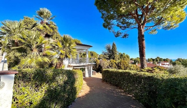 Beautiful villa with sea view terrace and taunus garden in Numana