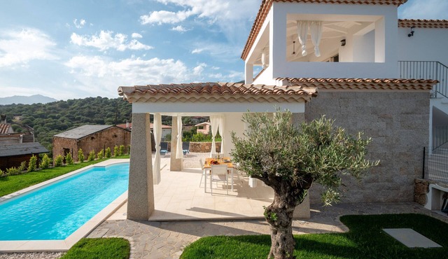 Bellevue 36C by Klodge - stylish getaway villa with pool in Budoni