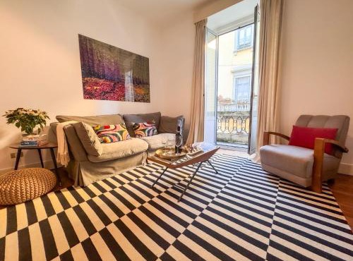 Brera Elegant Apartment Steps from Duomo, Montenapoleone, Design & Fashion Week in Milan