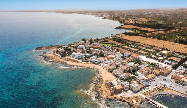 Brezza di Mare - House for 6 People directly on the Sicilian sea in Calabernardo
