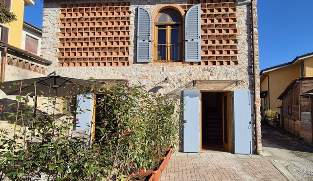 Casa Dery, an authentic corner of Tuscany a stone's throw from Lake Massaciuccoli!Immerse yourself in the charm of Tuscan tradition in this splendid former barn, completely restored with terracotta floors, stone façade and suggestive mandolino.The two-s in Massaciuccoli