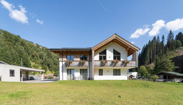 Chalet in Saalbach near Ski Lift