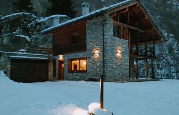 Chalet Walser immerso in una proprietà privata di 3000mq in Piode