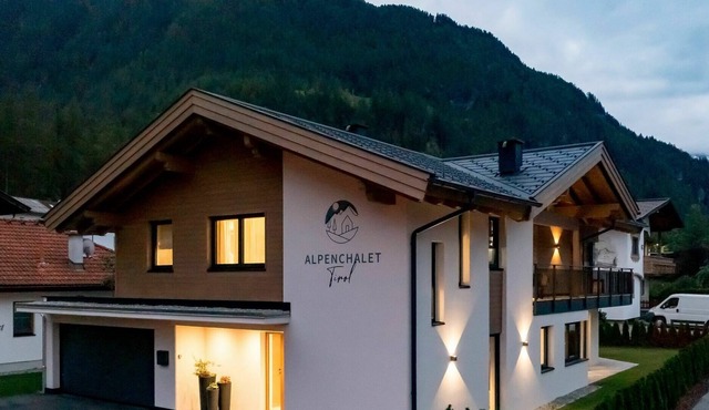 Cosy apartment for 5 guests with WIFI, TV, patio and parking in Längenfeld