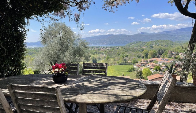Cozy house with stunning views of Lake Maggiore in Cardana di Besozzo