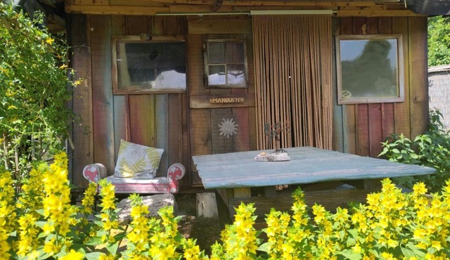 Cute Caravan Hideaway in Nature